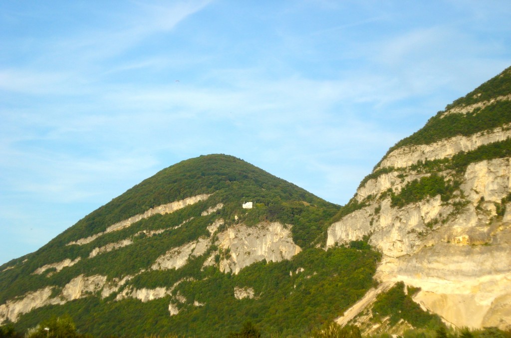 Au dessus de la forêt, à gauche des carrières, on devine l'entrée du tunnel