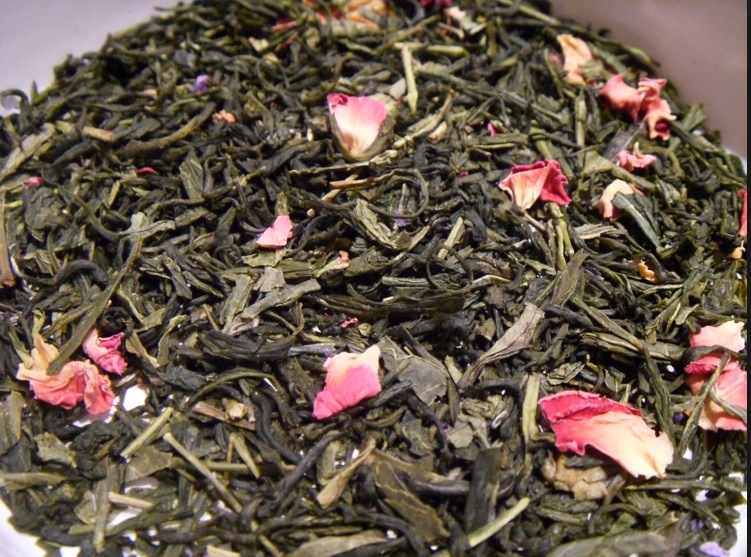 Des pétales de roses mêlées aux feuilles de thé vert donne une note fruitée au breuvage