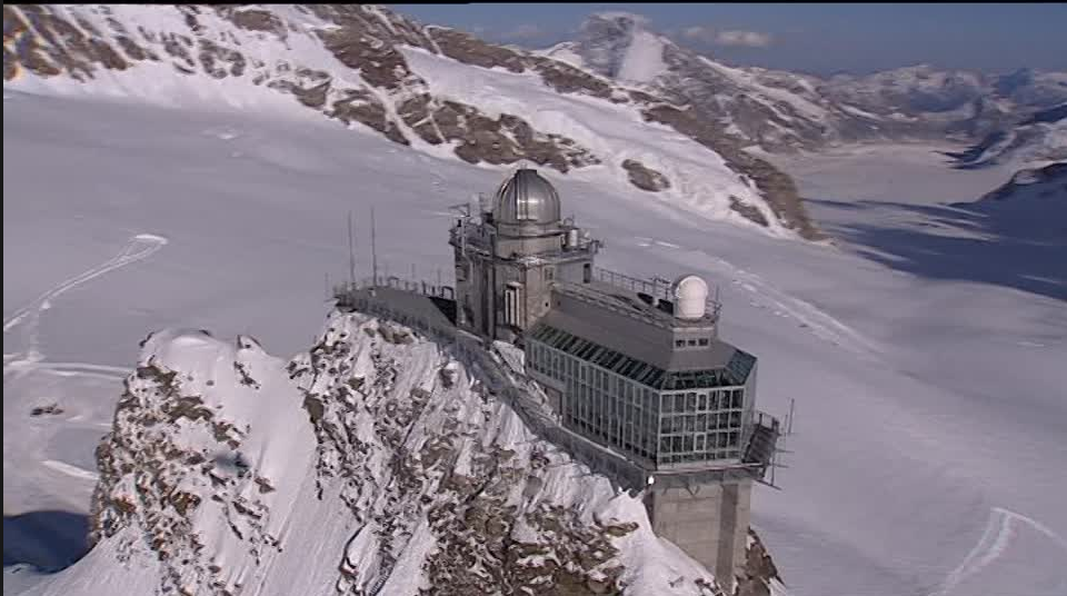 Le Sphinx est un éperon rocheux sur lequel un observatoire météorologique, astronomique et scientifique situé à 3'571m, point culminant du Jungfraujoch. Il est accessible au public par un ascenseur d'une centaine de mètres taillé dans la montagne, près de la station de train la plus haute d'Europe à 3'454m. 