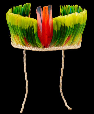 Plumes de perroquets. Diadème cérémonial, Kayapo.Brésil J.Watts/Meg