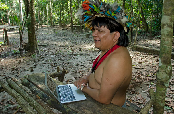 Aujourd'hui les Indiens utilisent les nouvelles technologies pour protéger leur traditions et environnements Image internet